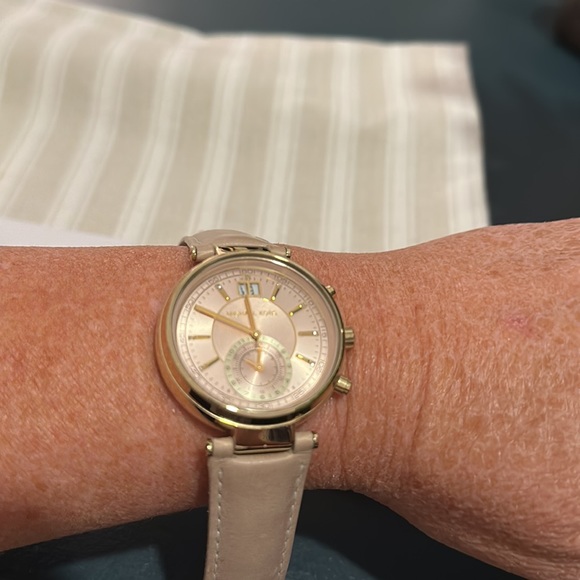 Authentic Michael Kors Women’s Watch, MK-2529 in Rose Gold and Light Tan Leather - Picture 15 of 15